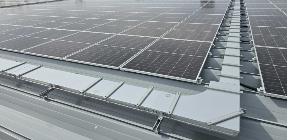 福島県の書店様｜太陽光発電設備 100kWの施工写真