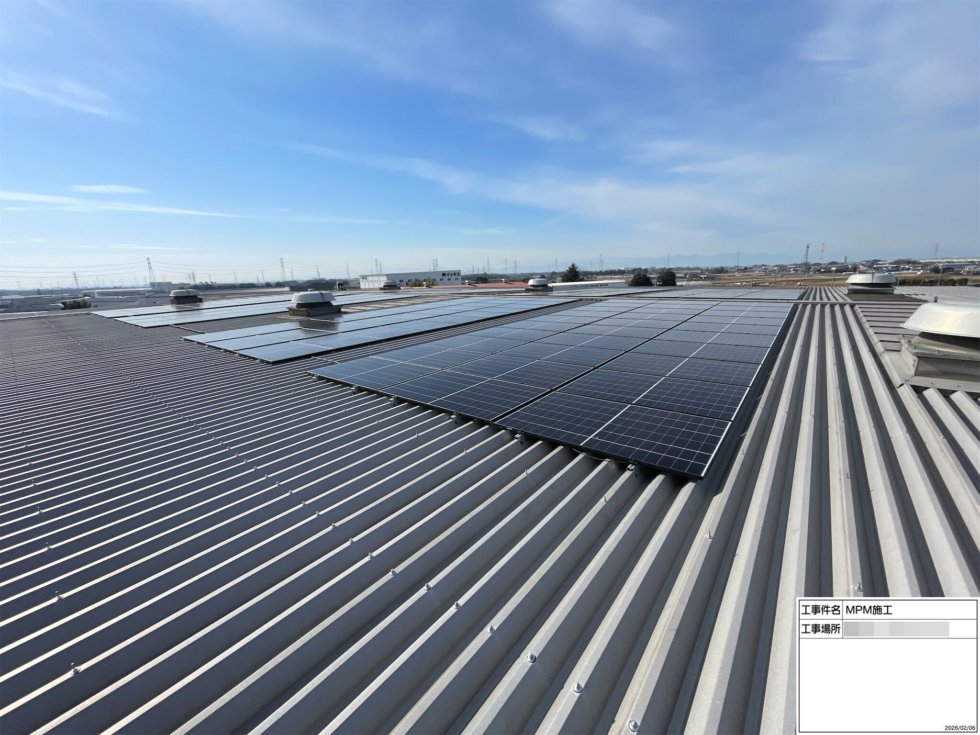 群馬県の工場様｜屋根上太陽光発電設備 97.97kWの施工写真