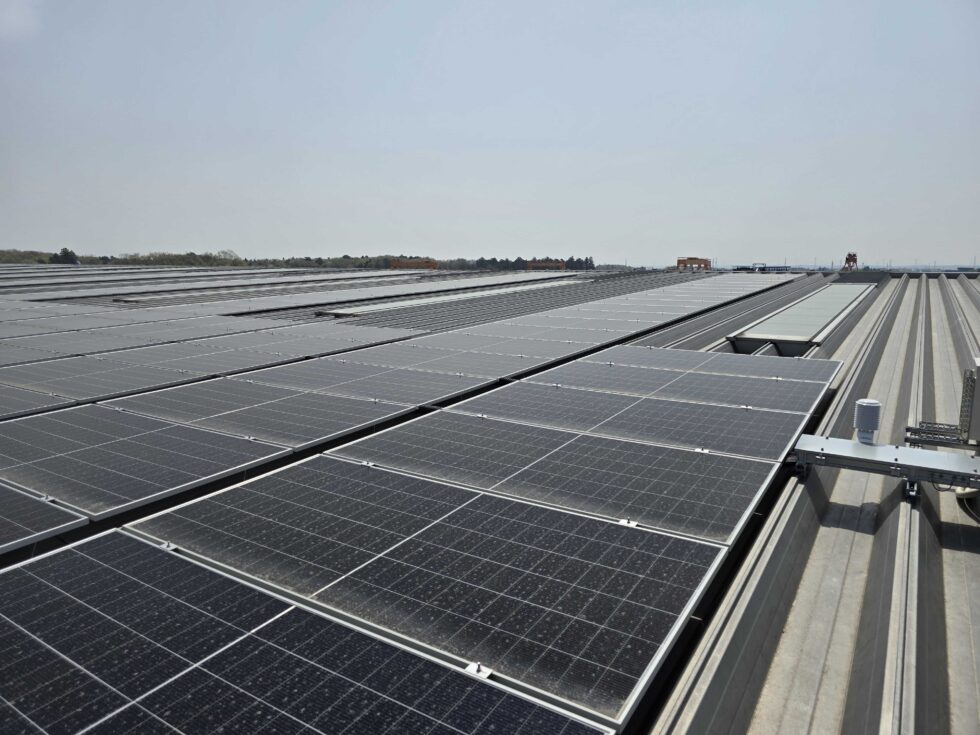 栃木県の工場様 太陽光発電設備 222.2kW 02 屋根上の太陽光パネル設置状況