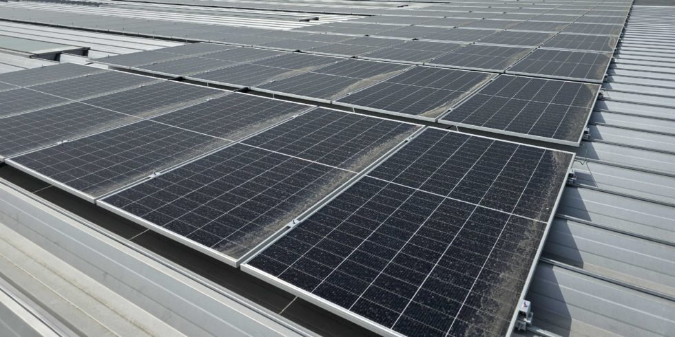 栃木県の工場様 太陽光発電設備 222.2kW 03 屋根上の太陽光パネル設置状況
