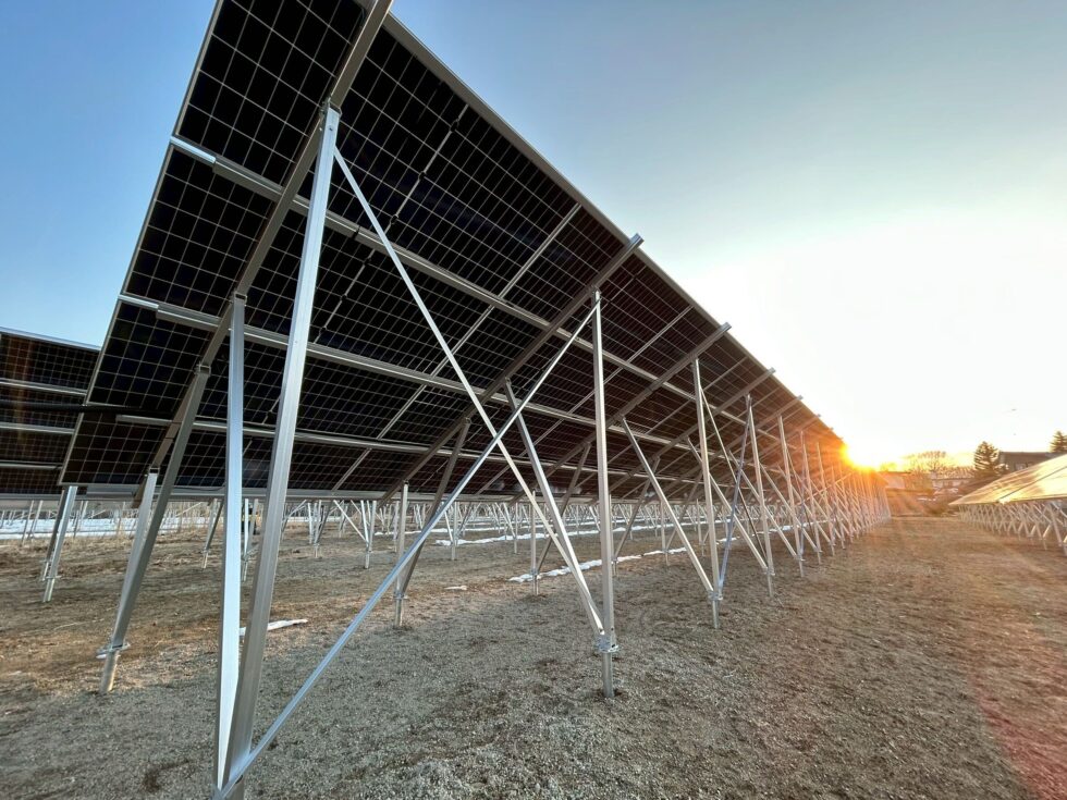 北海道のオフサイト太陽光発電設備 860.16kW 施工写真 01