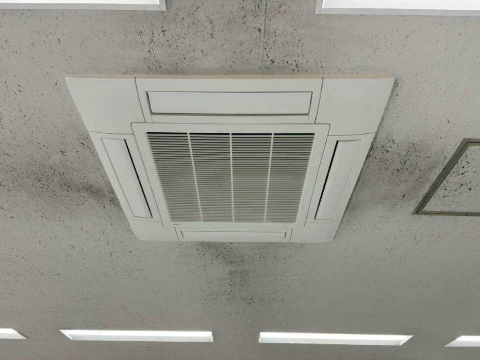 消防署出張所の天井カセット形室内機