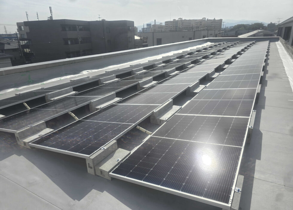 神奈川県の工場屋上の太陽光パネル配列と基礎・架台