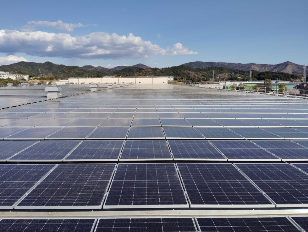 愛知県の工場屋根に設置した太陽光発電設備の施工写真