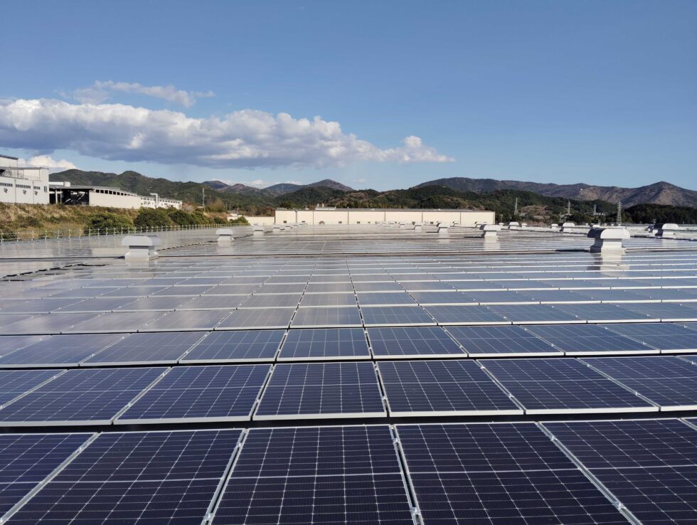 愛知県の工場屋根に設置した太陽光発電設備の施工写真