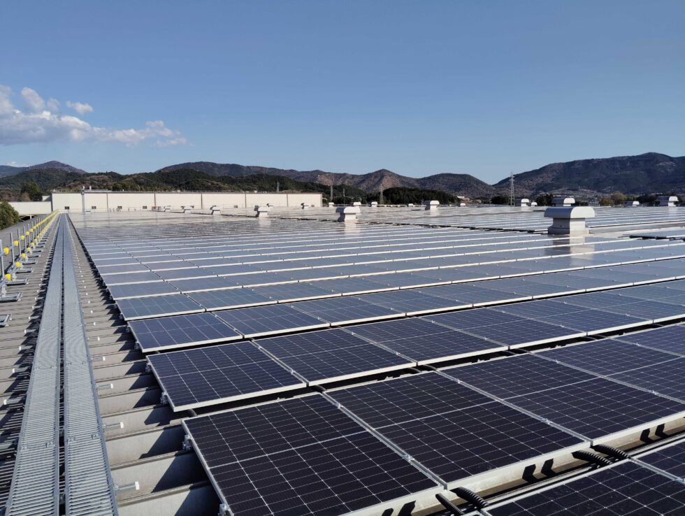 愛知県の工場屋根に設置した太陽光発電設備の施工写真