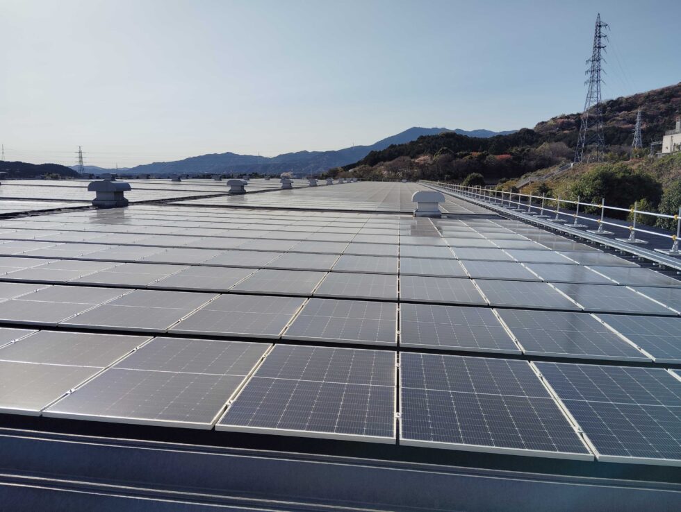愛知県の工場屋根に設置した太陽光発電設備の施工写真