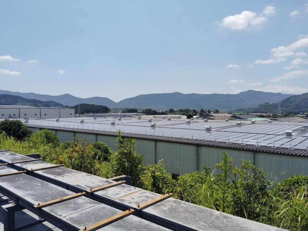愛知県の工場屋根に設置した太陽光発電設備の施工写真
