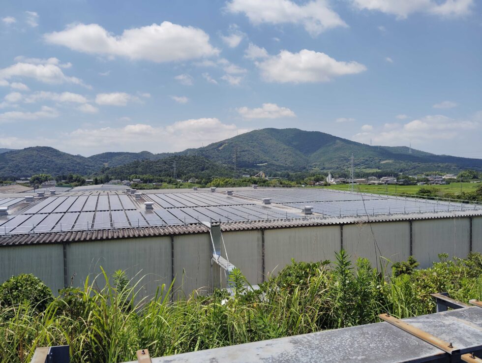 愛知県の工場屋根に設置した太陽光発電設備の施工写真