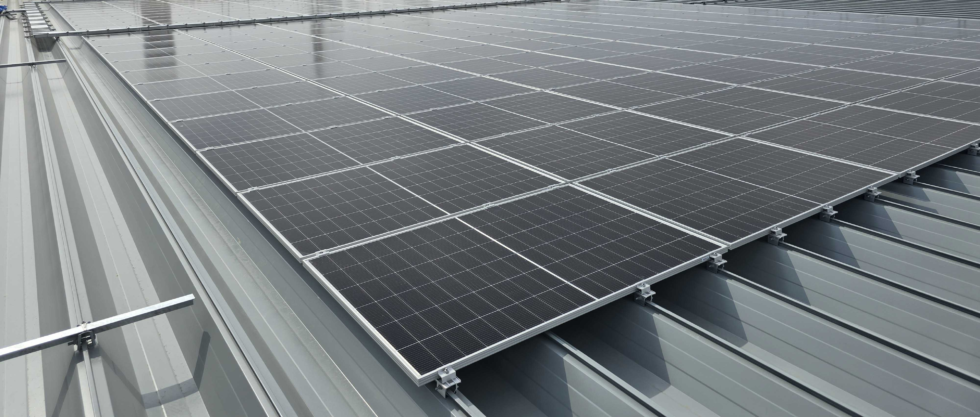 福島県の書店様 太陽光発電設備 100kW 03 屋根上の太陽光パネル設置状況