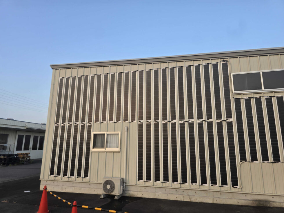 茨城県の加工工場様｜屋根・壁面の太陽光発電設備24.95kWの施工写真