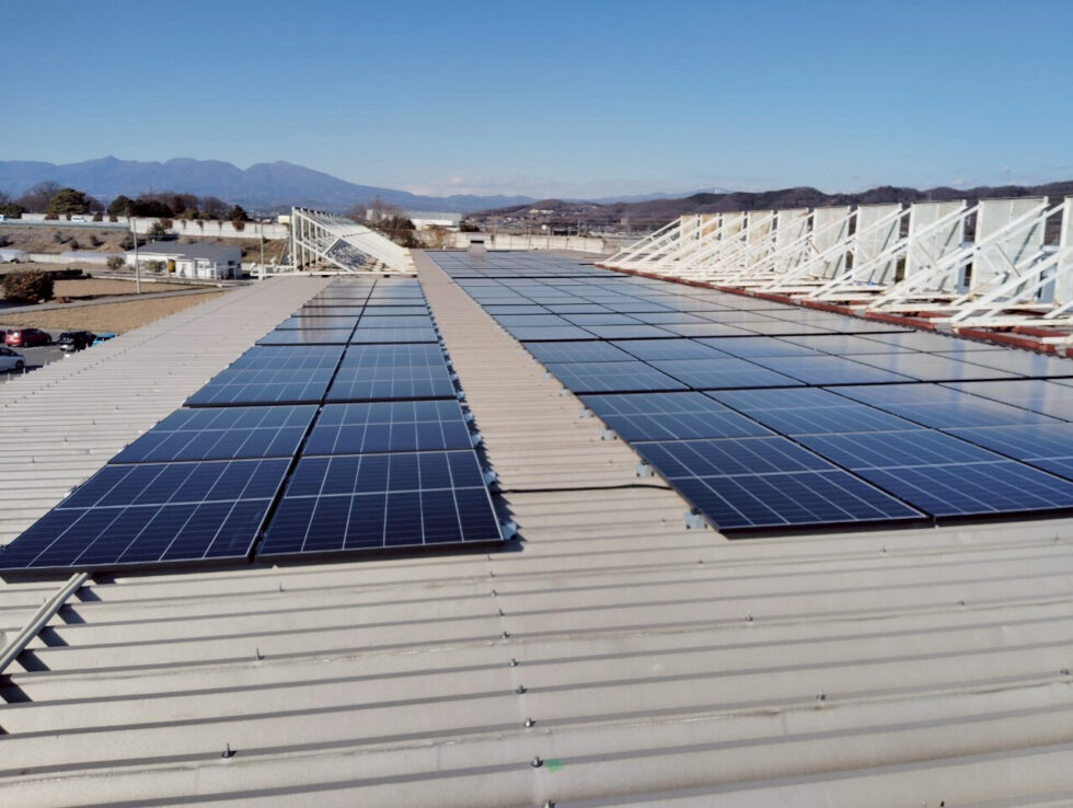 群馬県の工場の折板屋根上の太陽光パネル配置と配線経路