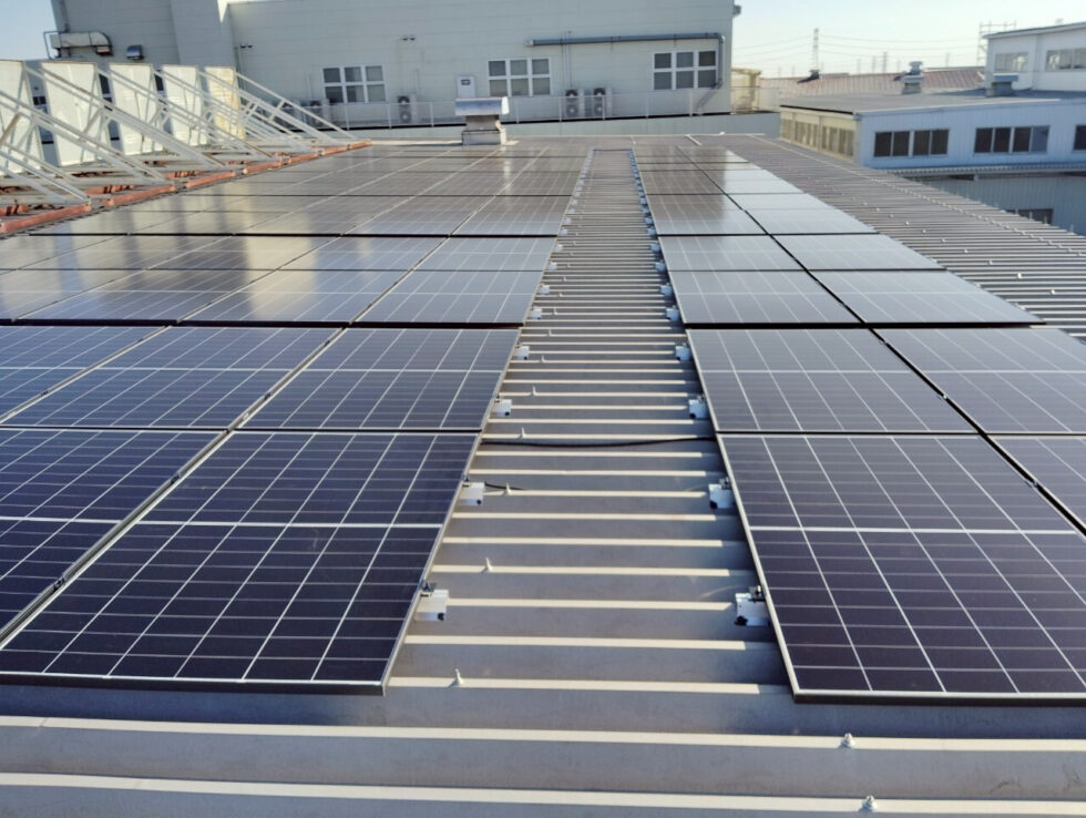 群馬県の工場の折板屋根上の太陽光パネル配置と配線経路