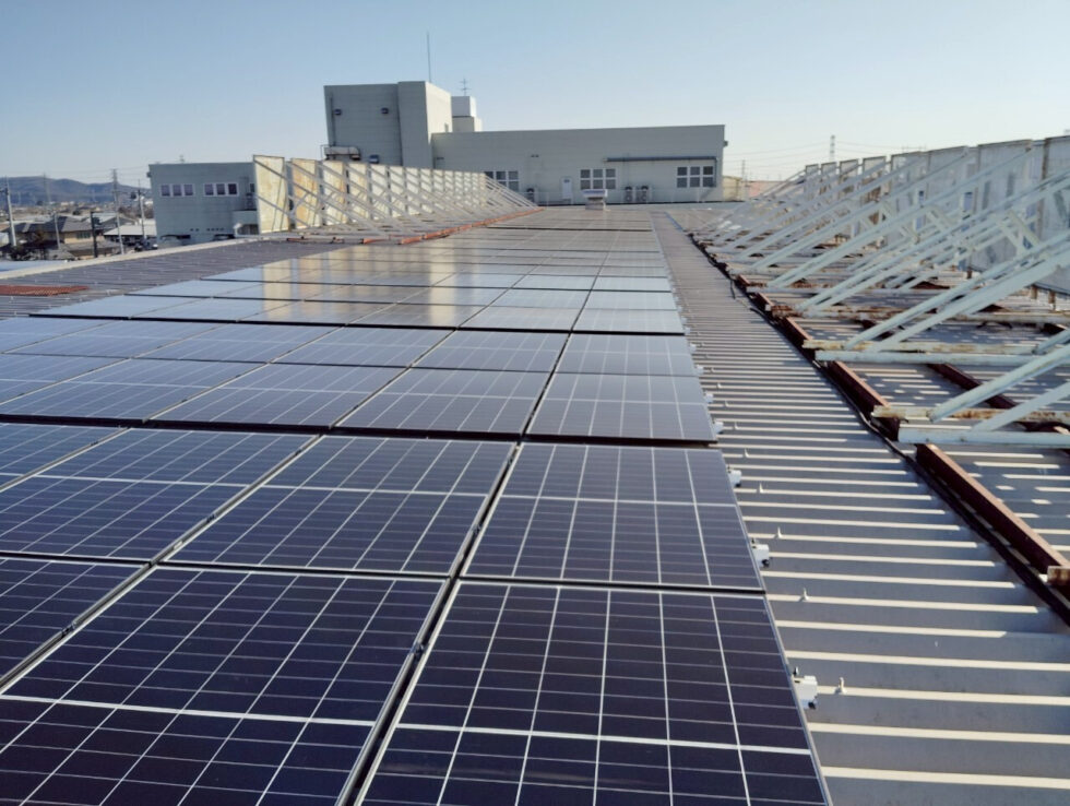 群馬県の工場の折板屋根上の太陽光パネル配置と配線経路