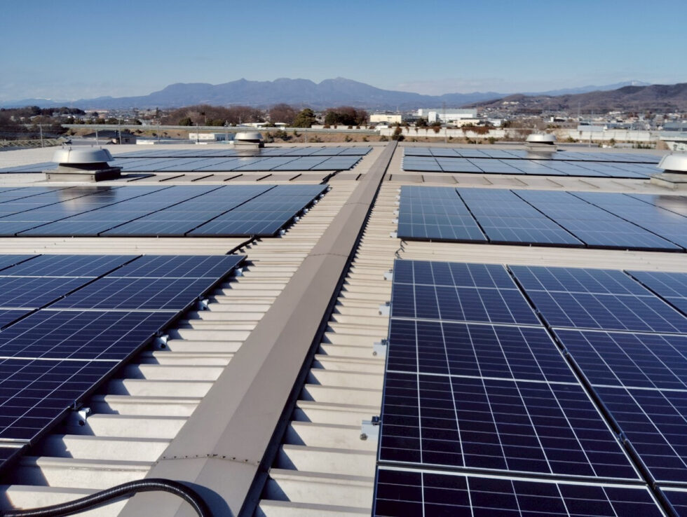 群馬県の工場の折板屋根上の太陽光パネル配置と配線経路
