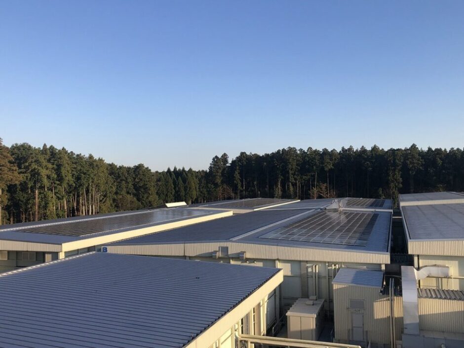 工場の屋根に広がる太陽光発電設備の施工写真