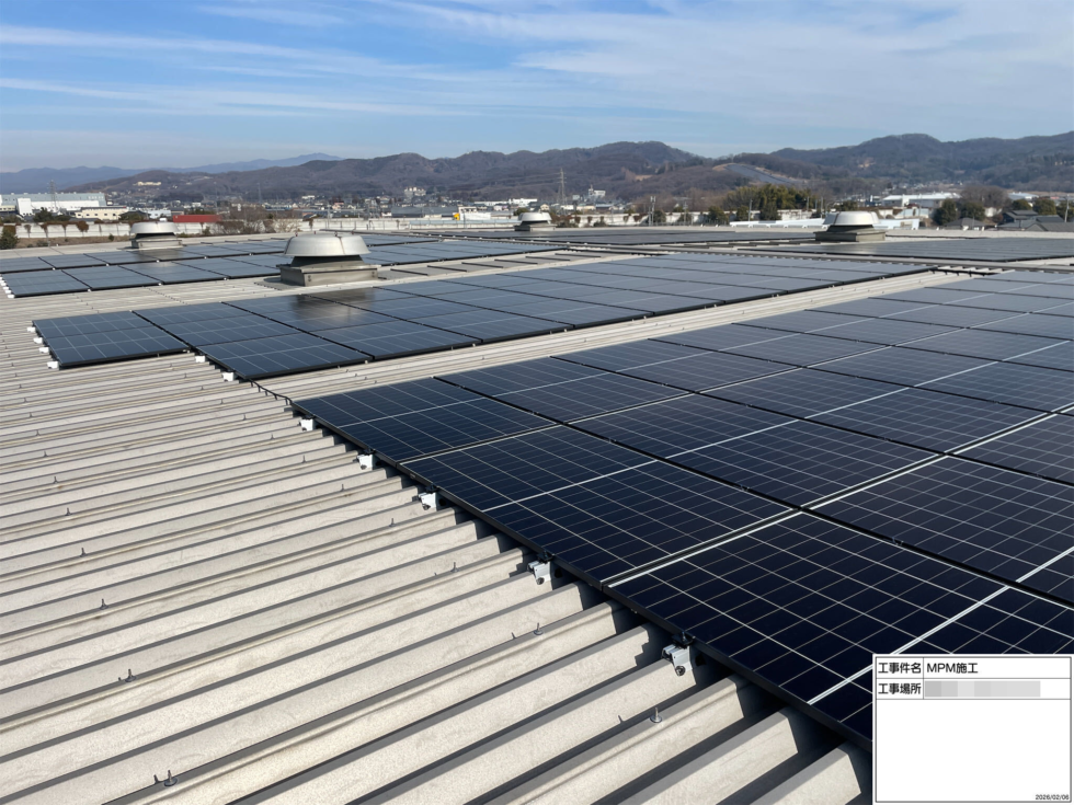 群馬県の工場様｜屋根上太陽光発電設備 97.97kW 施工写真