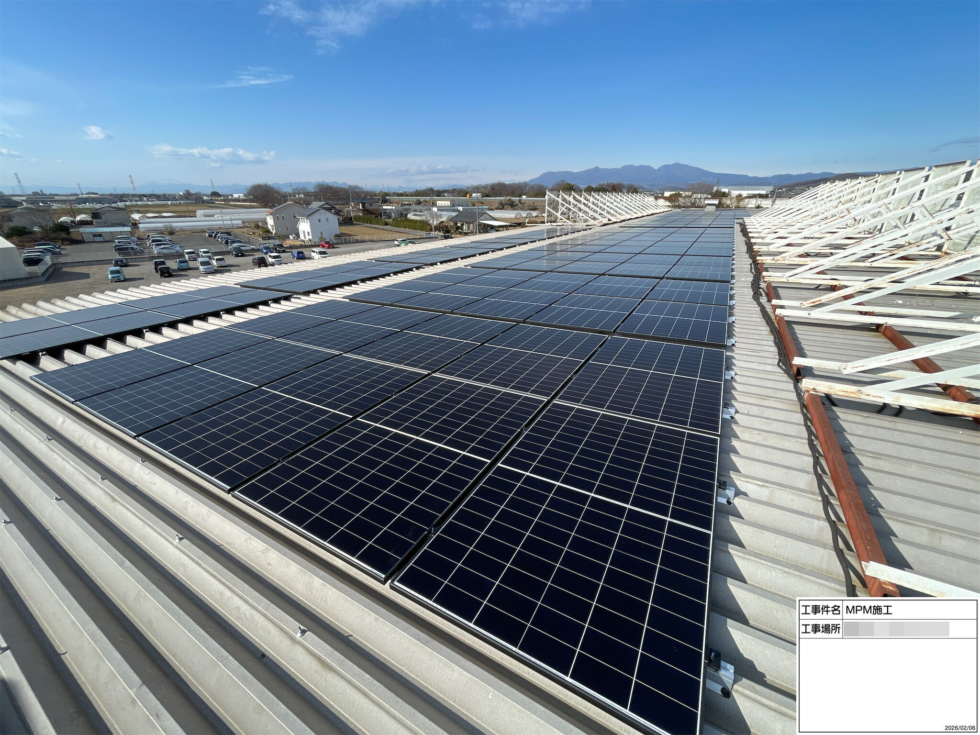 群馬県の工場様｜屋根上太陽光発電設備 97.97kW 施工写真