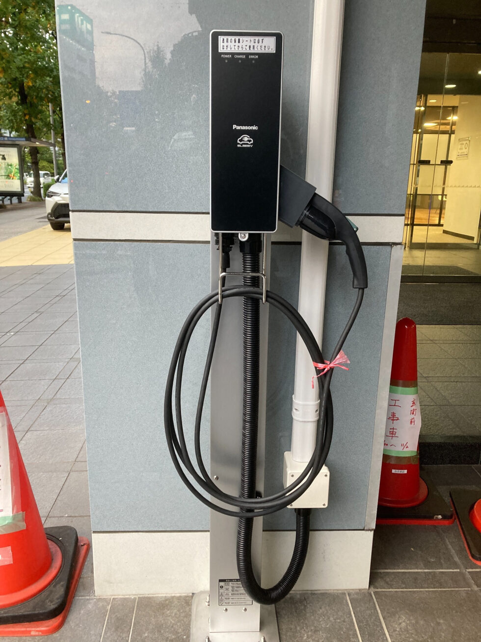 EV充電器本体と充電ケーブル