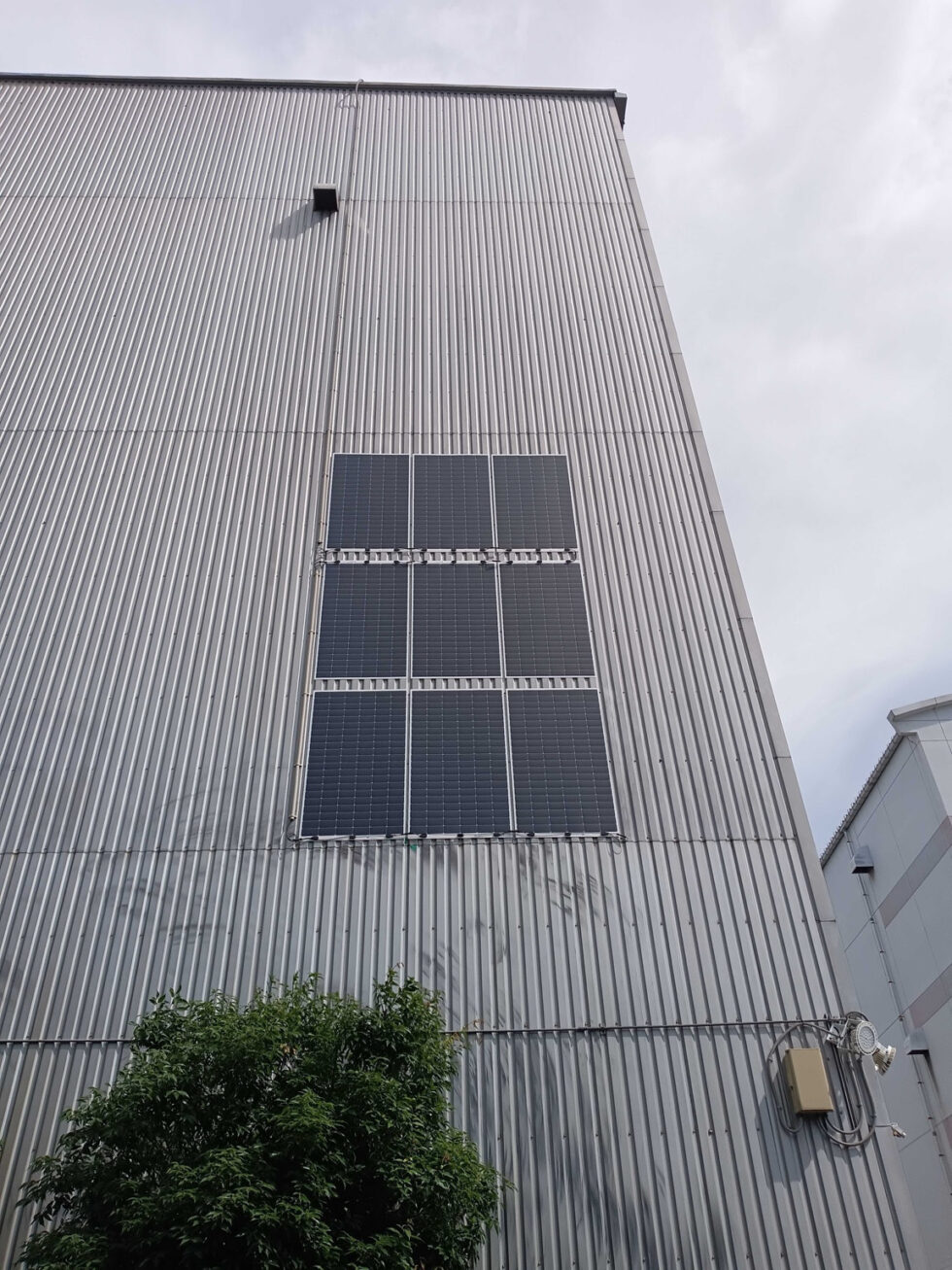 神奈川県の冷凍倉庫様｜壁面フレキシブル太陽光発電設備の施工写真