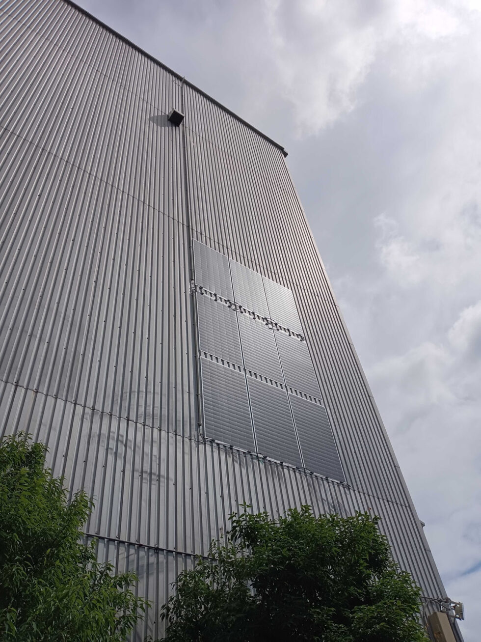神奈川県の冷凍倉庫様｜壁面フレキシブル太陽光発電設備 施工写真