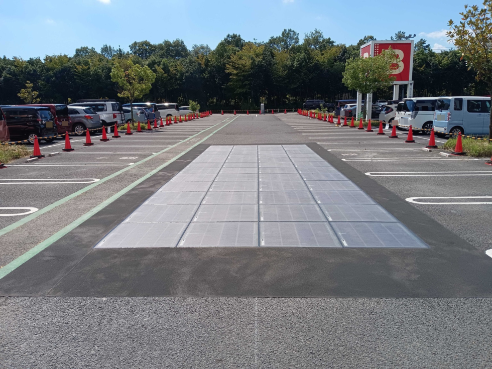 東京都の商業施設様｜路面型太陽光発電設備の施工写真