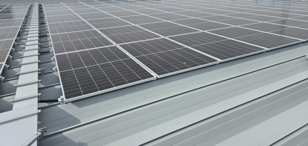 福島県の書店様 太陽光発電設備 100kW 02 屋根上の太陽光パネル設置状況