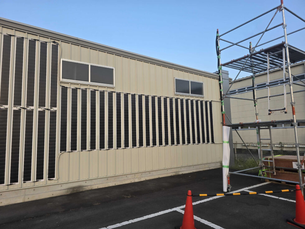 加工工場の壁面に接着工法で設置した太陽光パネル