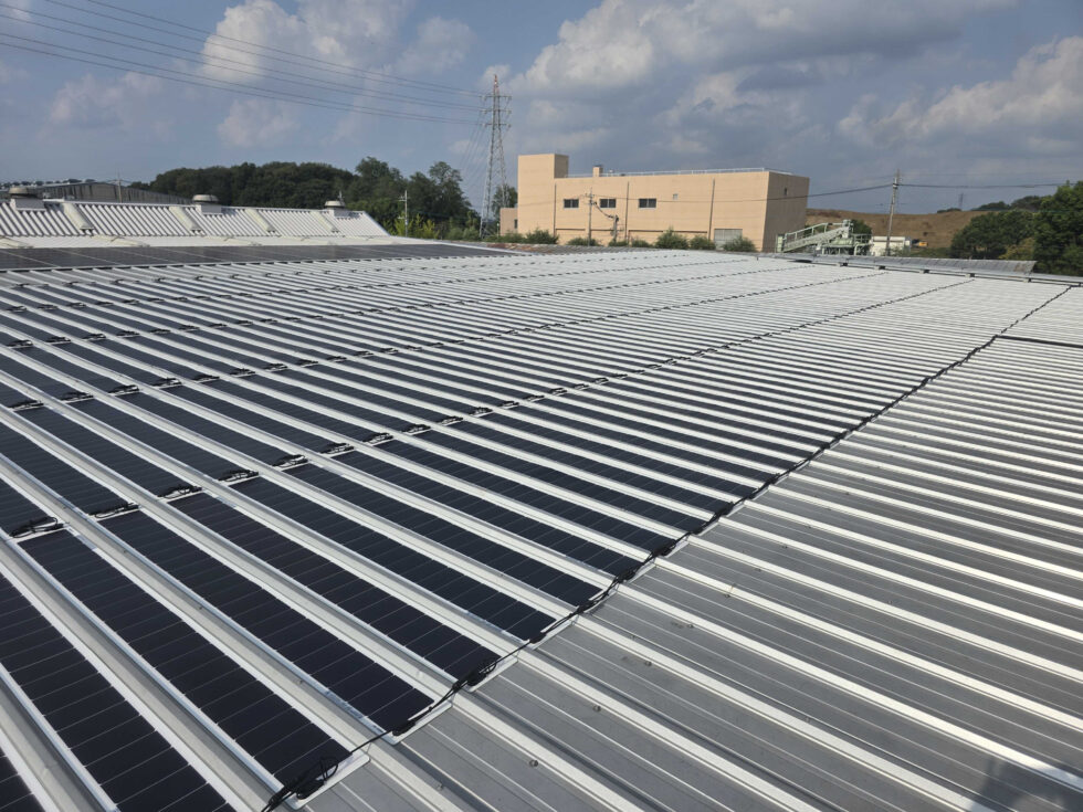 加工工場の折板屋根に接着工法で設置した太陽光パネル
